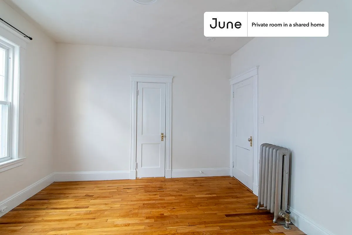 Queen bedroom in 4 bed/1 bath home in Dorchester Center #1733 B — Photo 4