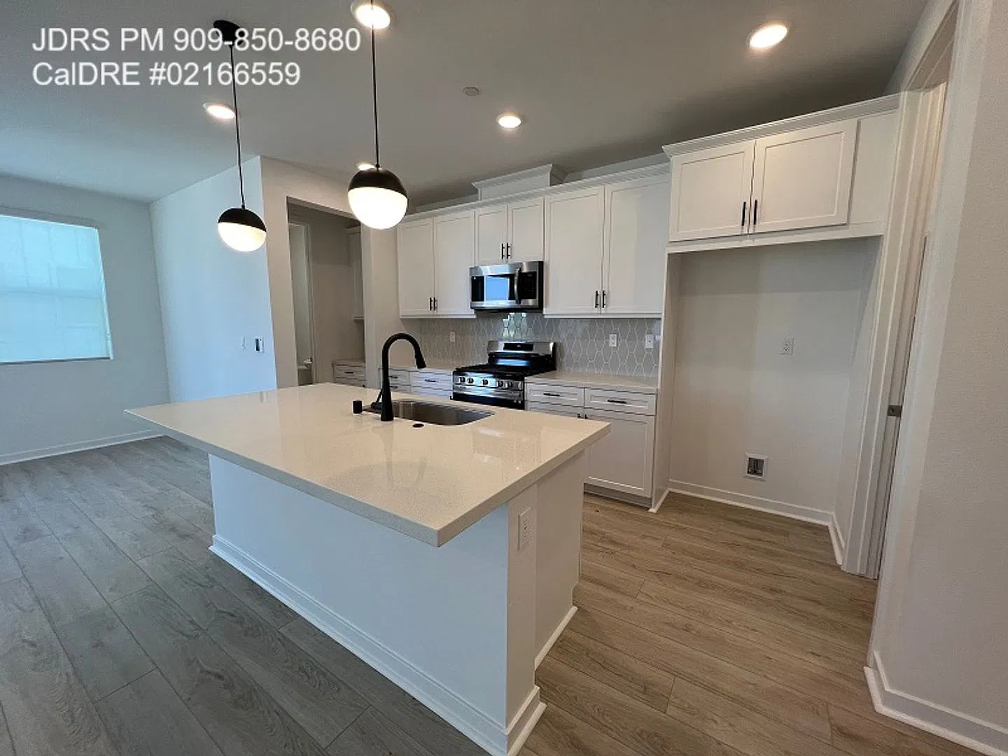 Ontario 3 Bedroom Townhouse — Photo 2