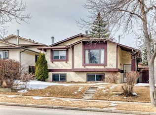 224 E Berwick Way NW, Calgary, AB T3K 1C1