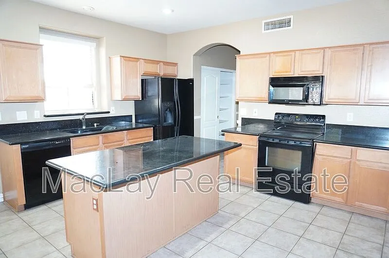 4 bed, 2.5 bath, 3021 sqft, $2,999 — Photo 3
