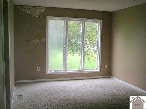 4th image of 104 Beechmont St