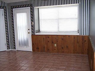 4th image of 1108 Oaklawn Ct