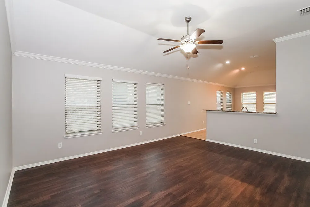 3 bed, 2.0 bath, 1680 sqft, $2,025 — Photo 3