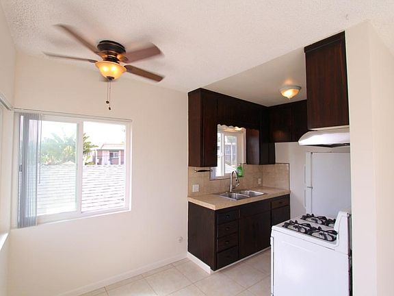 Dining area & kitchen