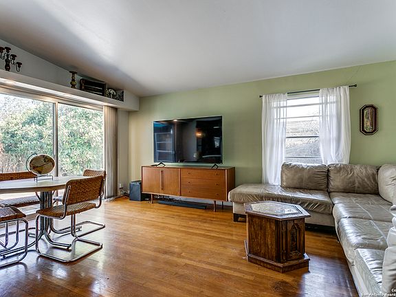 5th image of 115 LOCKNERE LN