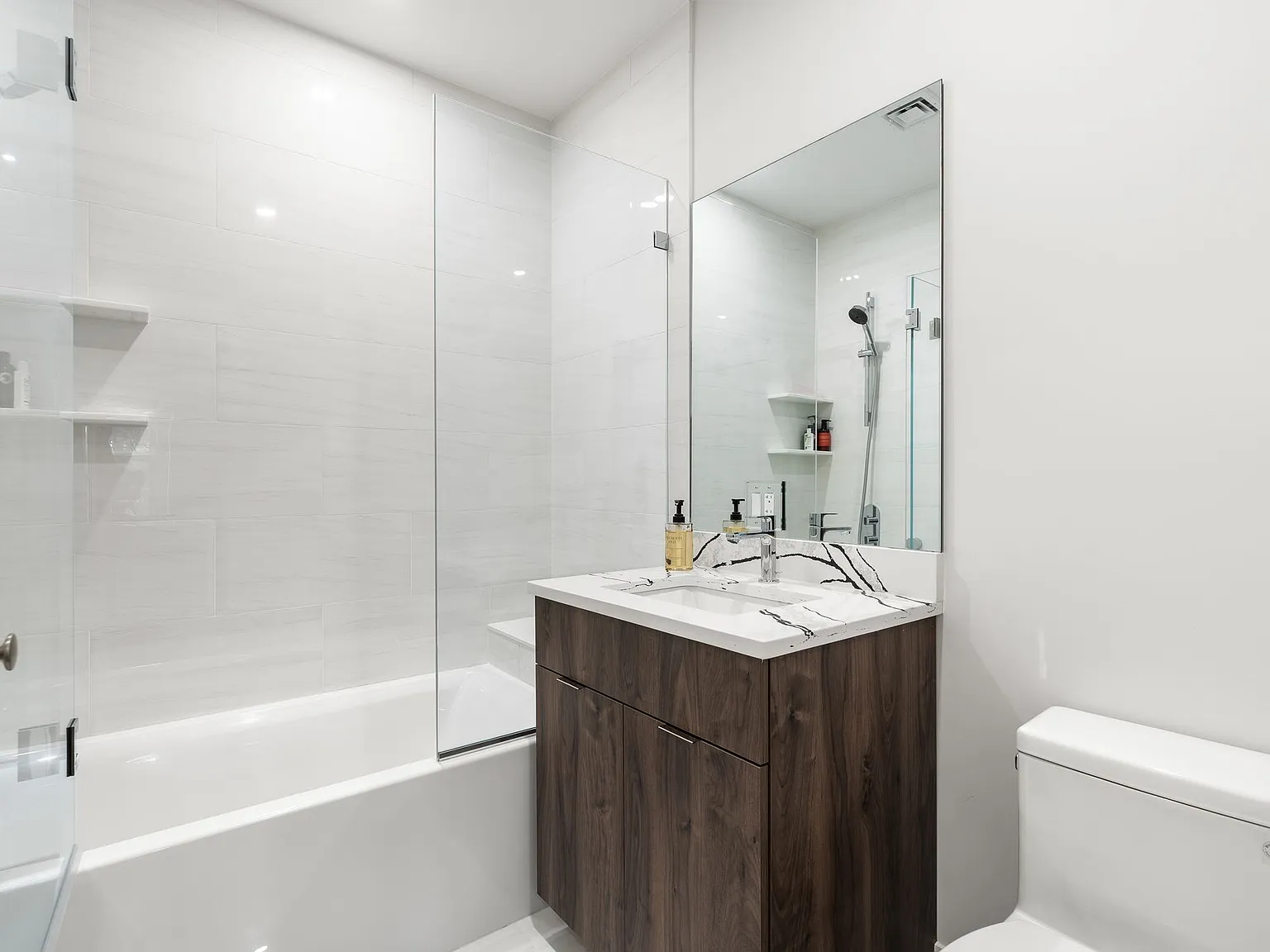 3 bed, 1315 sqft, $5,800 — Photo 3