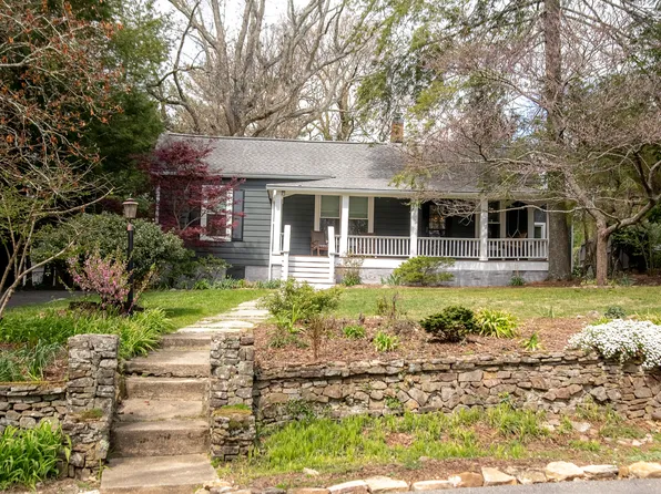 302 Laurel Ln, Lookout Mountain, TN 37350