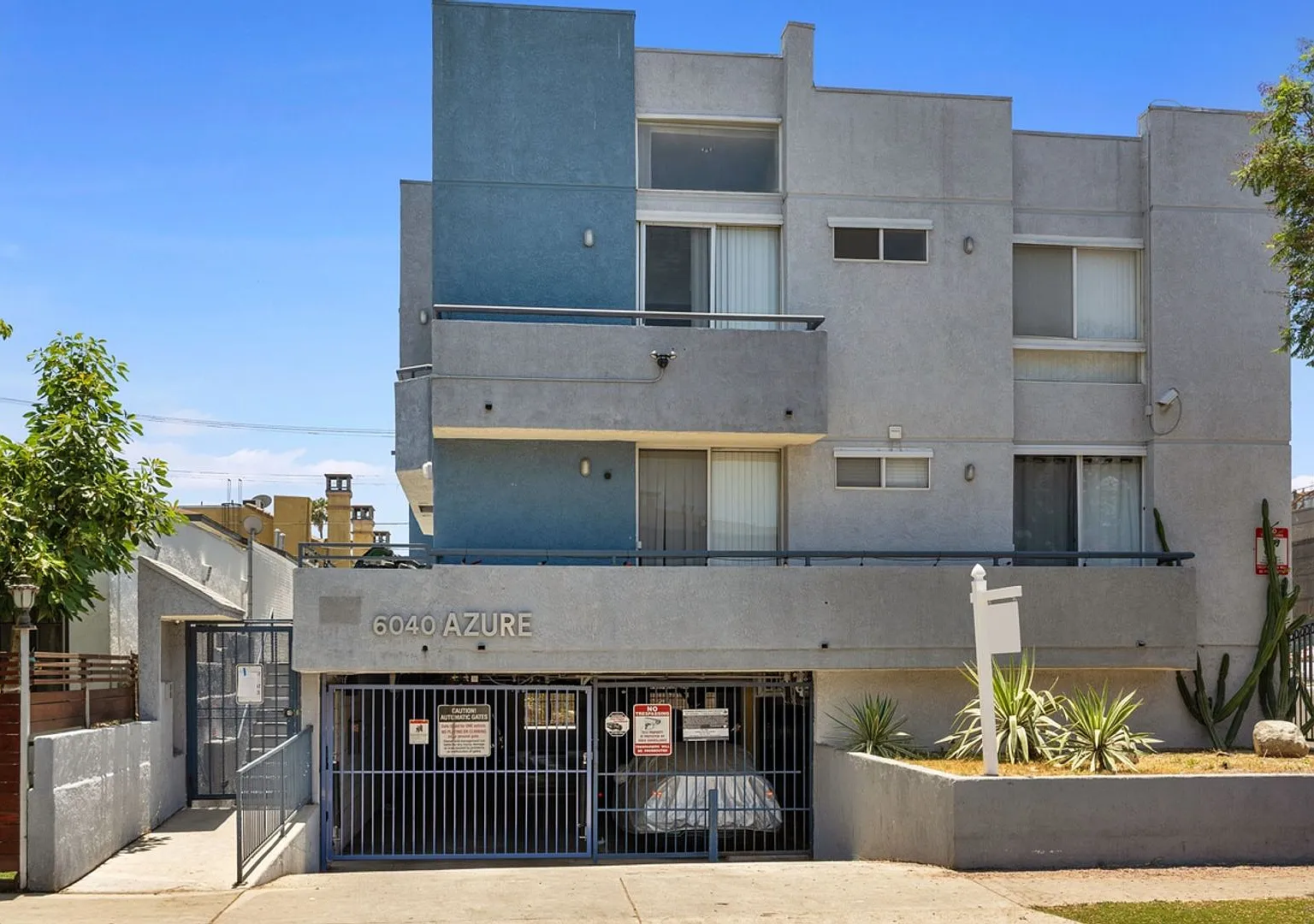 Spacious 2-Bed / 2-Bath Apartment in Prime Hollywood Location — Photo 1