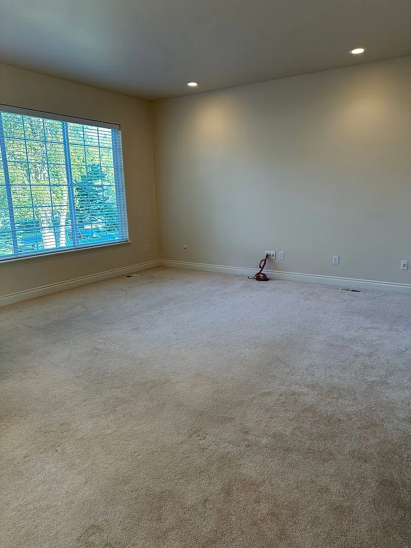 Single Family Home on the Hillside| 5 bed| 3.5BA| 3 Car Heated Garage| Views of inlet and mountains — Photo 3