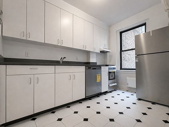 4th image of 55 W 55th St APT 5D