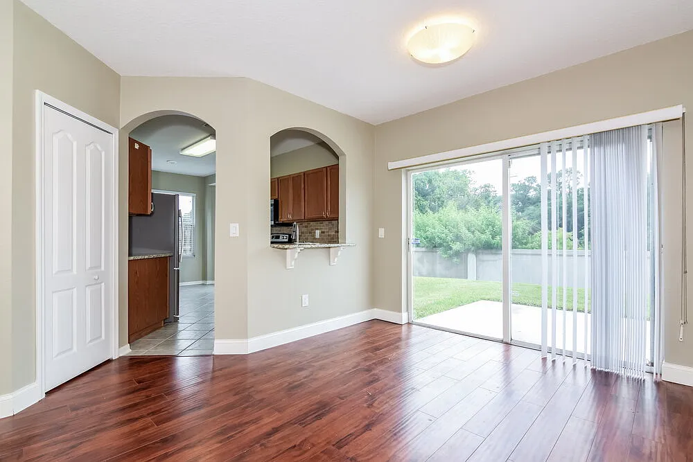 4 bed, 2.5 bath, 2122 sqft, $4,240 — Photo 4