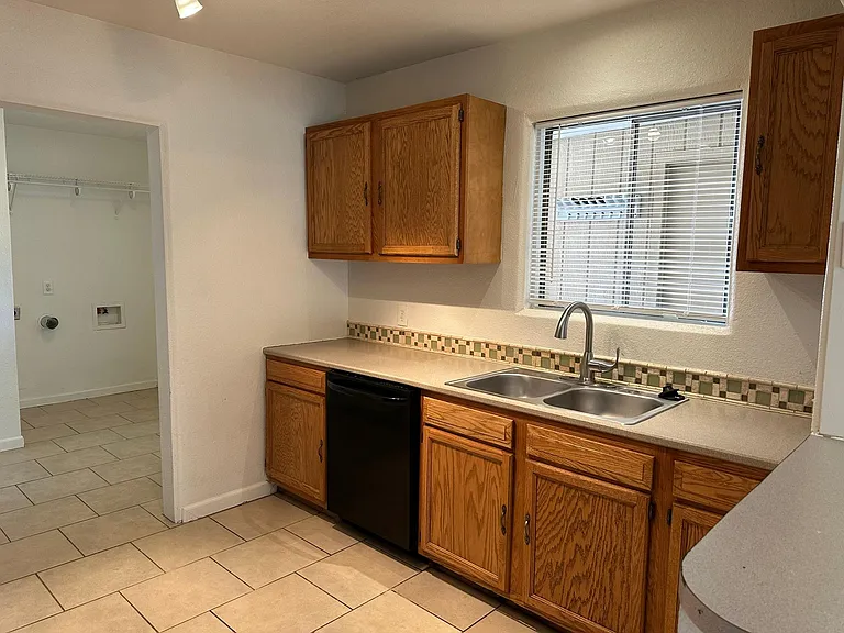 2037 N 21st Pl — Photo 15