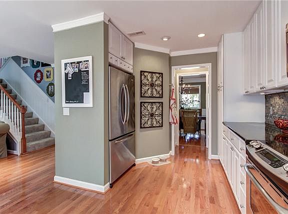 5th image of 306 Wisteria Dr