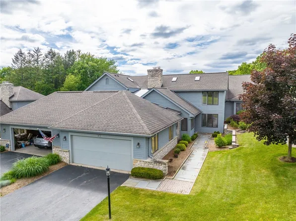 25 Woodcliff Ter, Fairport, NY 14450