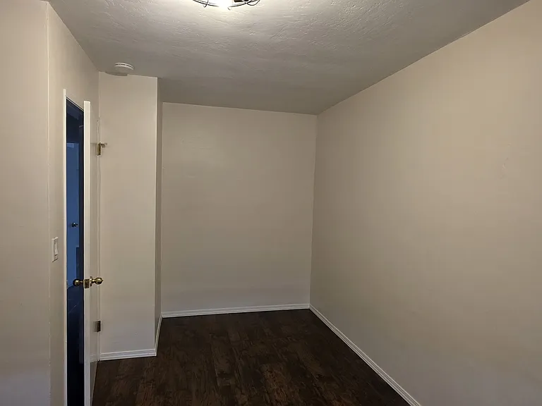 1260 E 4th St #6 — Photo 12