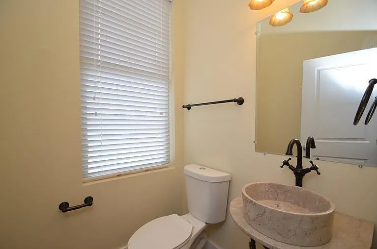 4 bed, 3.5 bath, 2600 sqft, $3,398 — Photo 3
