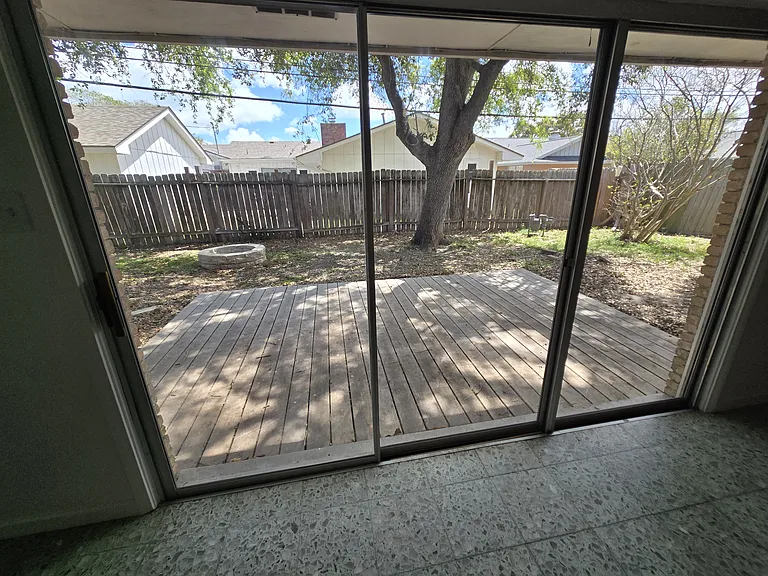 441 Montclair Dr — Photo 8