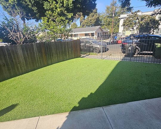 3rd image of 858 W 43rd Pl