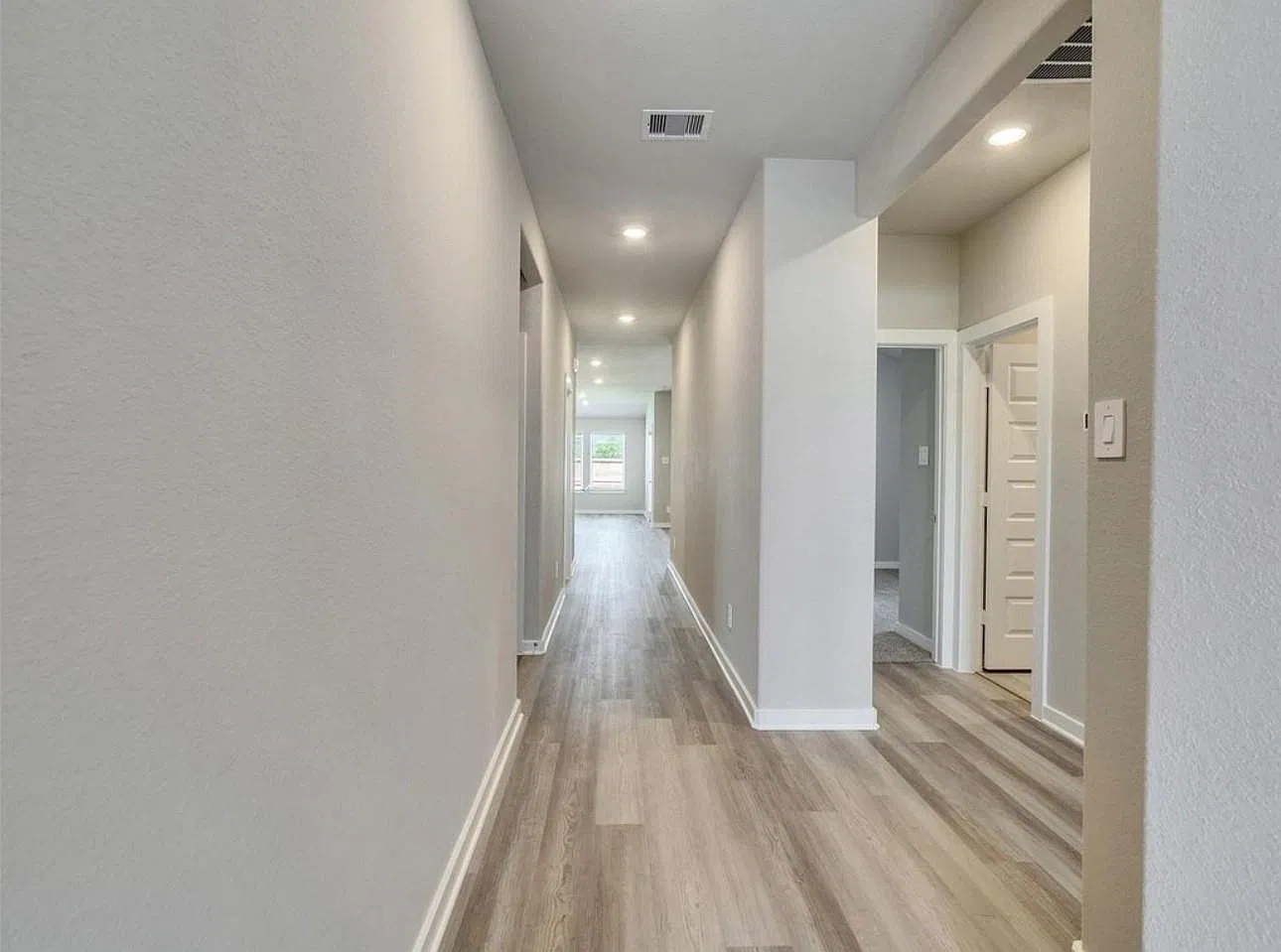 4 bed, 2.0 bath, 1690 sqft, $2,300 — Photo 4