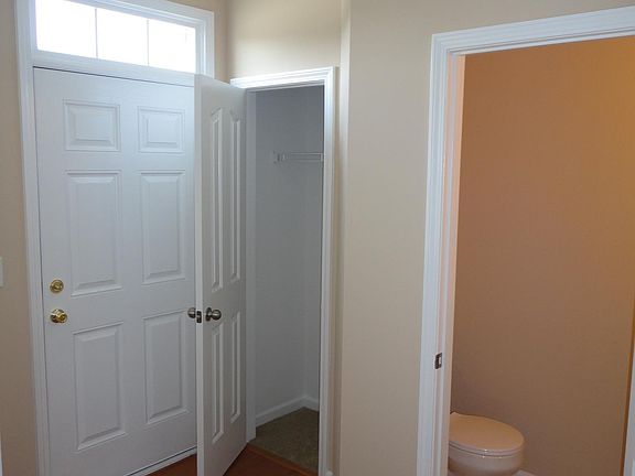 Foyer w closet and 1/2-bath