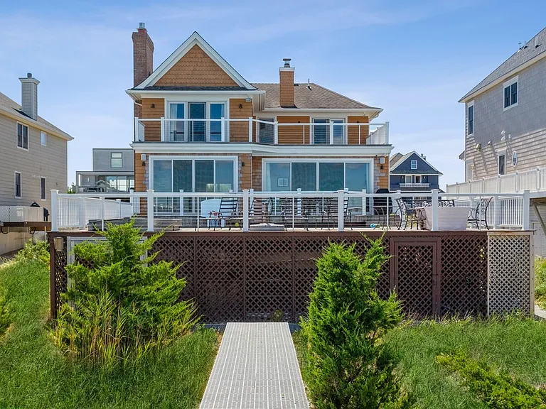 676 Dune Rd — Photo 1