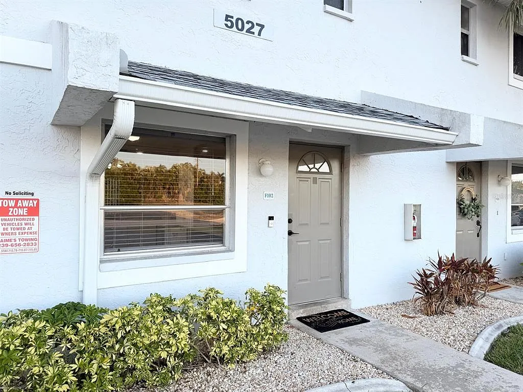 Building Photo - 5027 SW 16th Pl #102