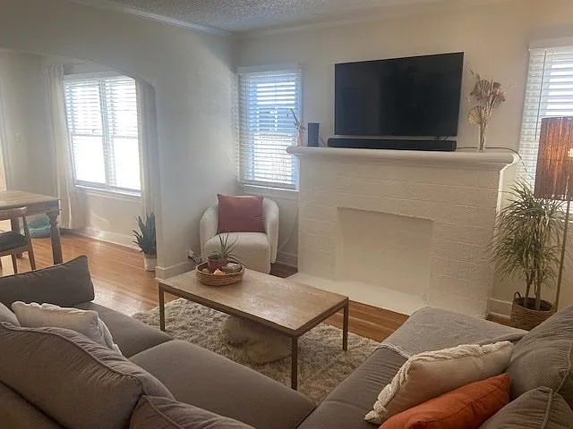 7518 Willoughby Ave — Photo 2