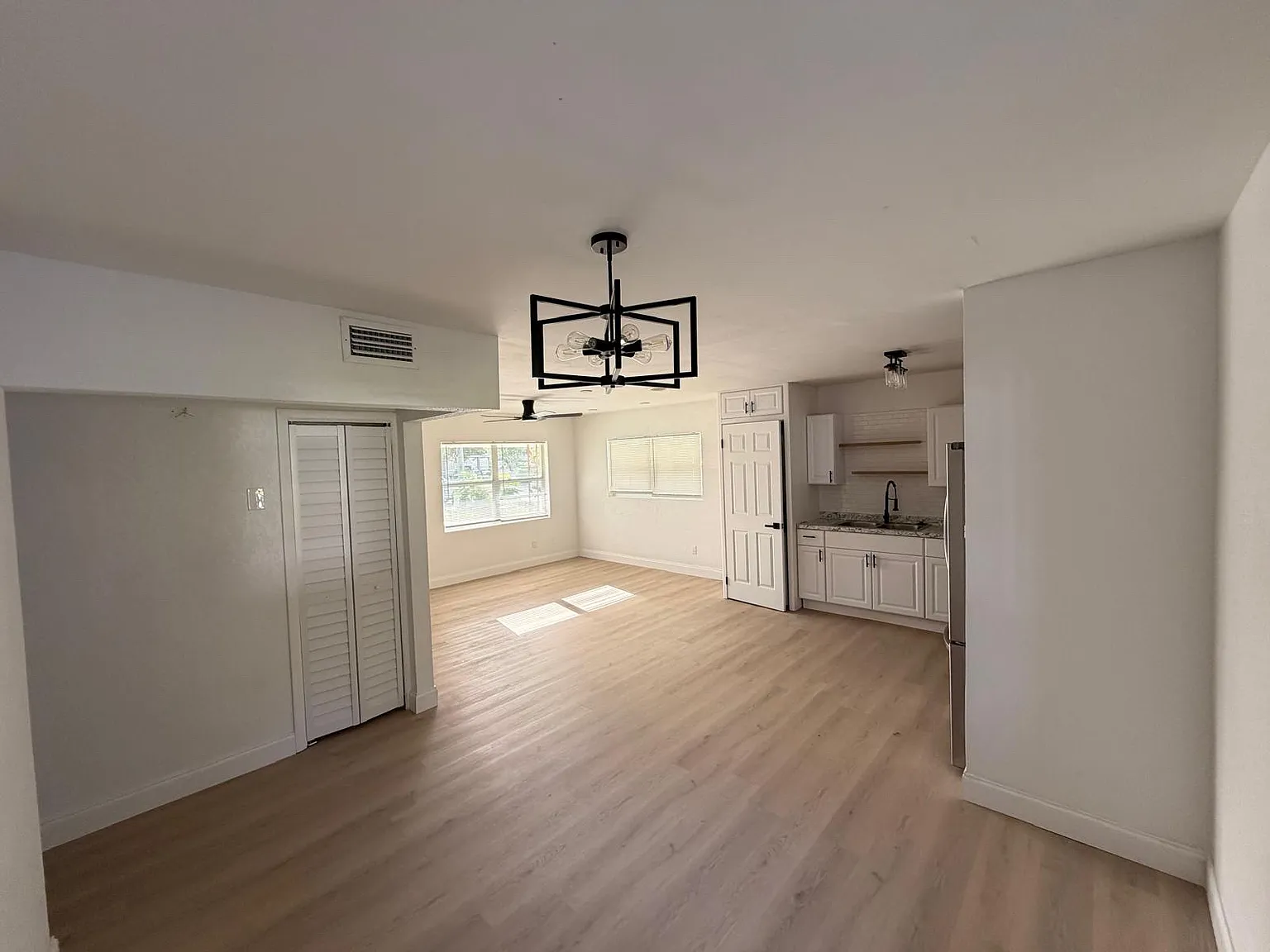3 bed, 1200 sqft, $2,300 — Photo 4