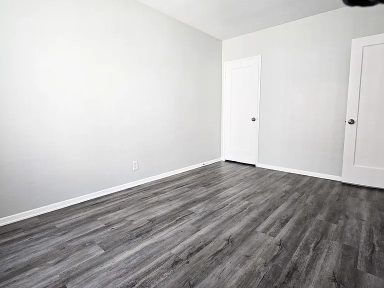 605 Kelton Ave — Photo 12