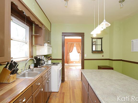 4th image of 2936 Botsford Ave NE