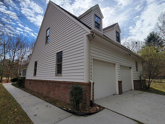 2nd image of 972 Laurel Cir