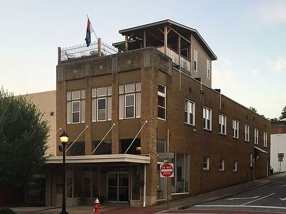 2nd image of 902 W Ave Nw