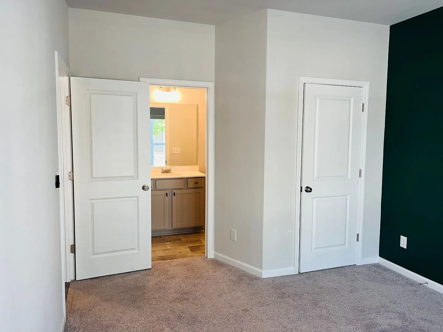 Stunning 3 Bedroom, 3.5 Bathroom Townhome Located On The Newnan Linc! Must See 500 Off First Mont... — Photo 4