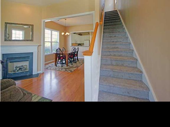 3rd image of 101 Hyacinth St