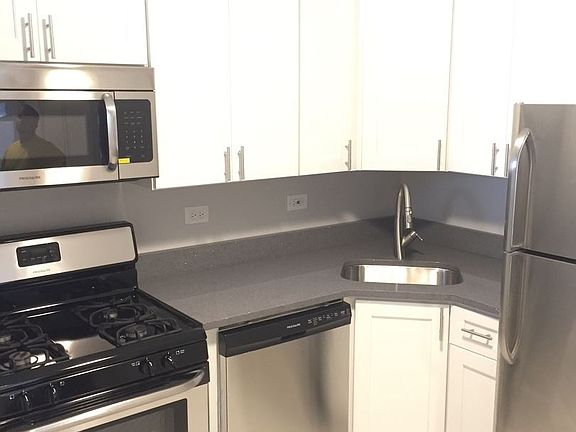 4th image of 1014 W Wellington Ave #1
