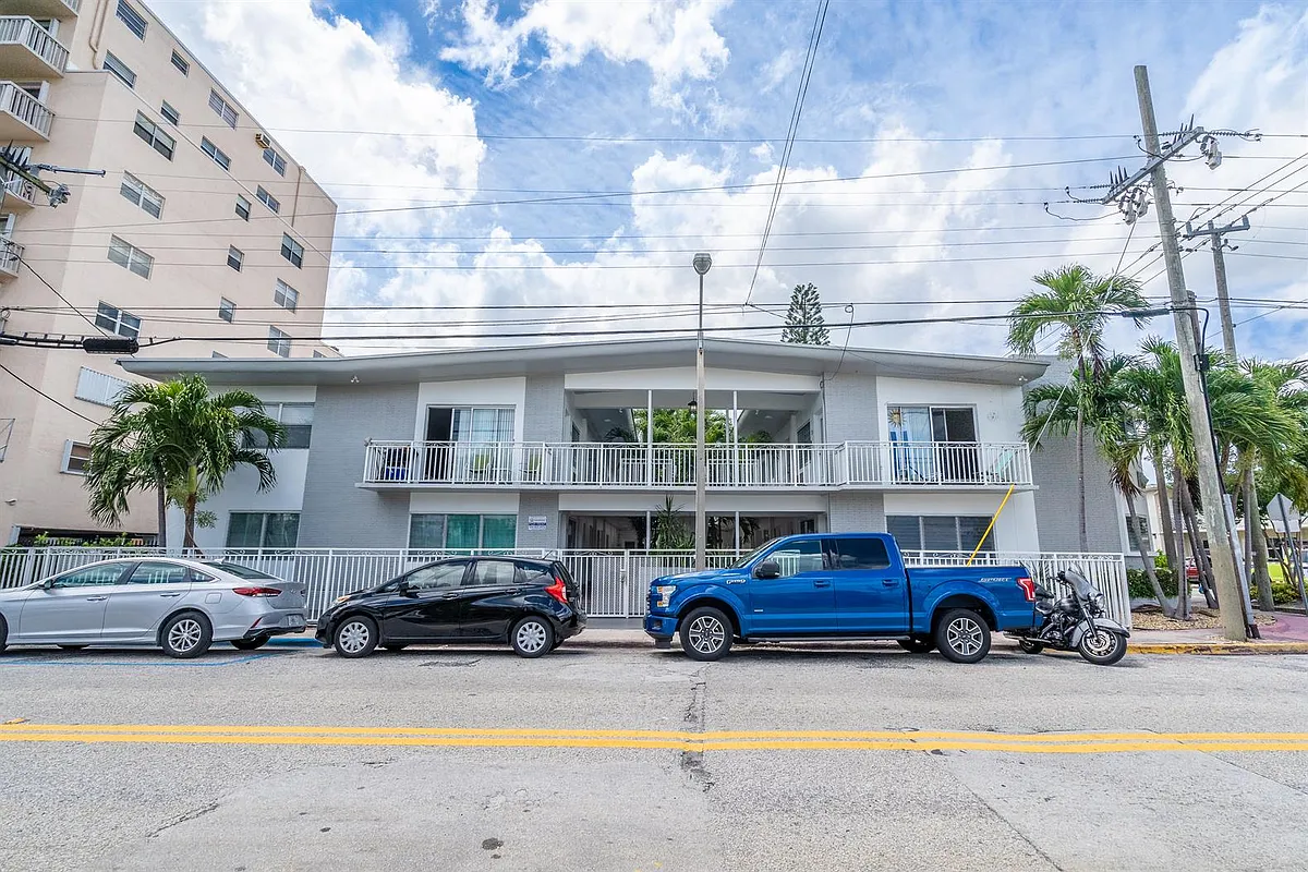 Building Photo - 7640 Carlyle Ave #8A