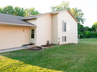 7098 Upper 17th St N, Oakdale, MN 55128