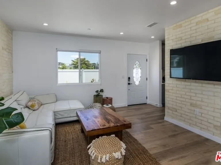23028 Burbank Blvd — Photo 12