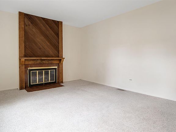 4th image of 241 Tamarack Dr