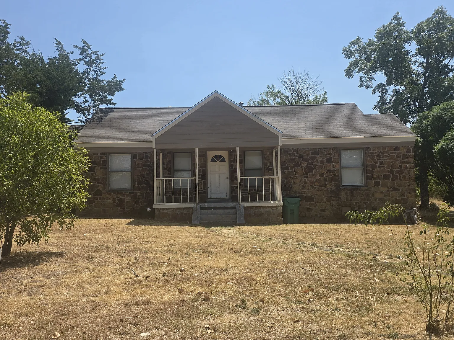 3 bed, 1.5 bath, 2000 sqft, $1,300 — Photo 1