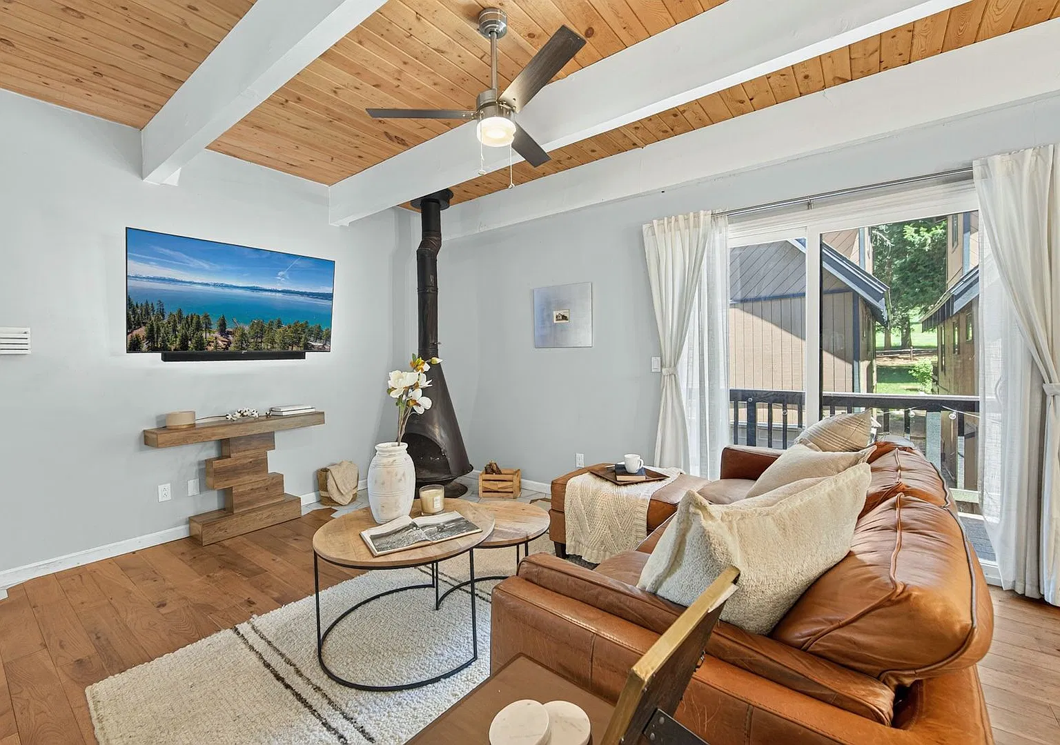 Spacious Condo with Balcony & Mountain Views — Photo 2