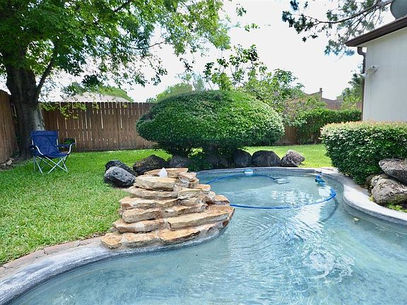 Pool with fountain for our hot summer days!!! Just sit outside and relax!!