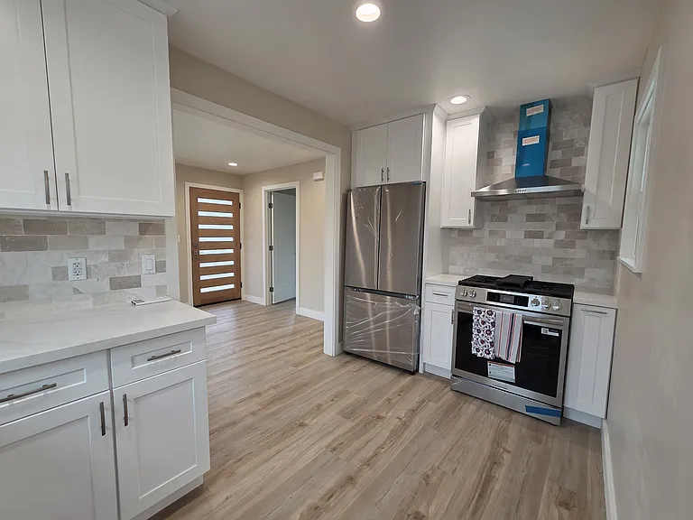 3421 Whiteside St — Photo 2