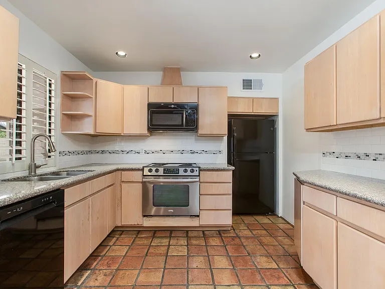 2917 E Mariposa St — Photo 9