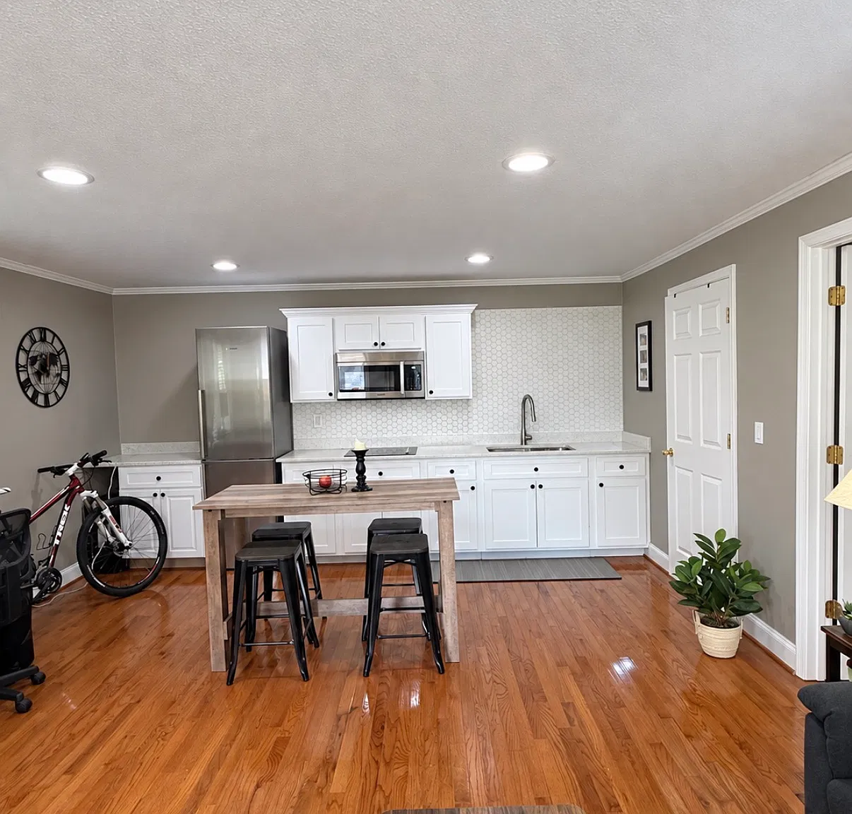 1 bed, 2296 sqft, $950 — Photo 2