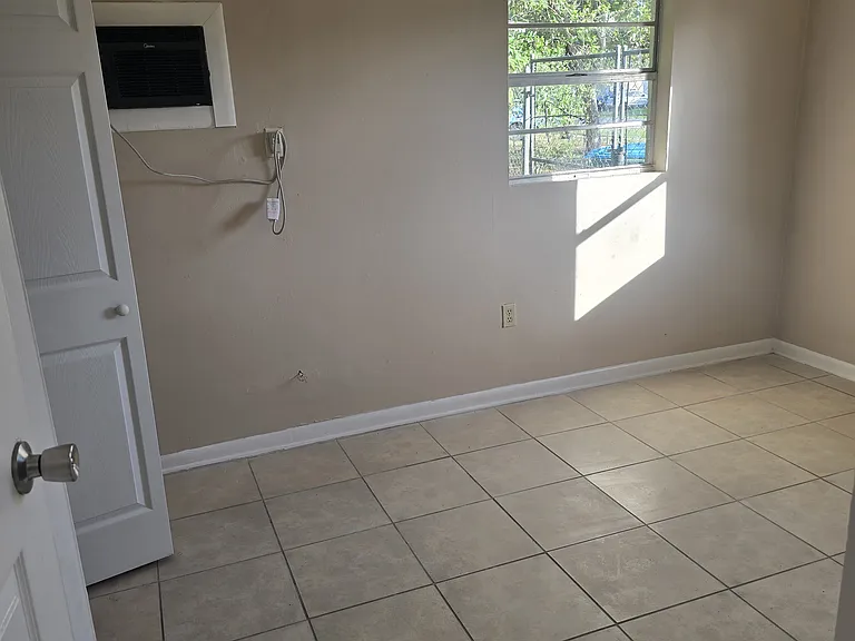 945 Shorecrest Ave — Photo 8