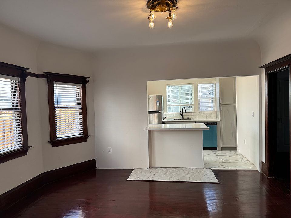 Living room with new granite countertop to the kitchen