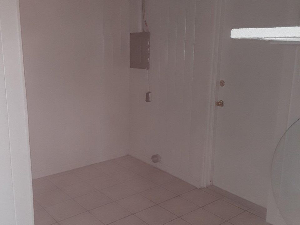 1st image of 1061 Park Dr