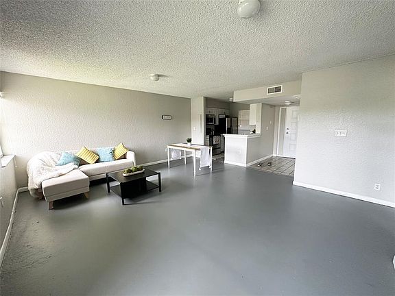 4th image of 2841 N Oakland Forest Drive #204