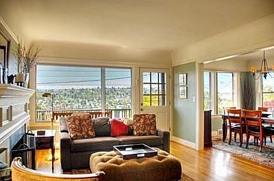 Living room w/Fireplace